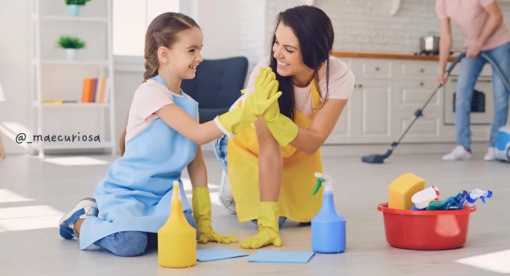 crianças na limpeza da casa